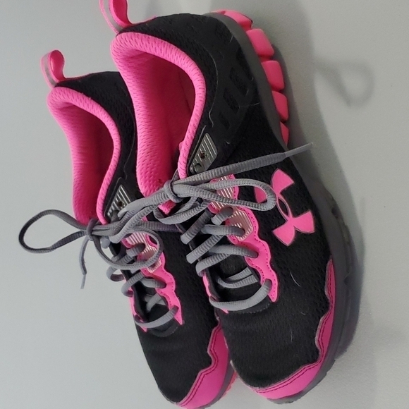 Under Armour size 7 black and pink athletic shoes - Picture 2 of 7